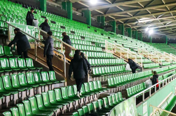 La cantera del Real Racing Club de Santander recoge los residuos que quedan en la grada