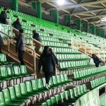 La cantera del Real Racing Club de Santander recoge los residuos que quedan en la grada