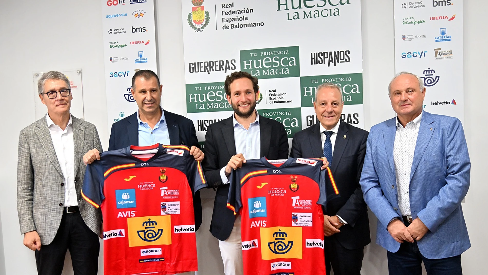 De izq. A der., el presidente del Bada Huesca, Pachi Giné; el Diputado Delegado de Turismo, Sergio Serra, el presidente de la Diputación de Huesca, Isaac Claver; el presidente de la RFEBM, Francisco Blázquez; y su vicepresidente Juan Carlos Caamaño. REMITIDA / HANDOUT por JLRECIO / RFEBM Fotografía remitida a medios de comunicación exclusivamente para ilustrar la noticia a la que hace referencia la imagen, y citando la procedencia de la imagen en la firma 06/10/2025