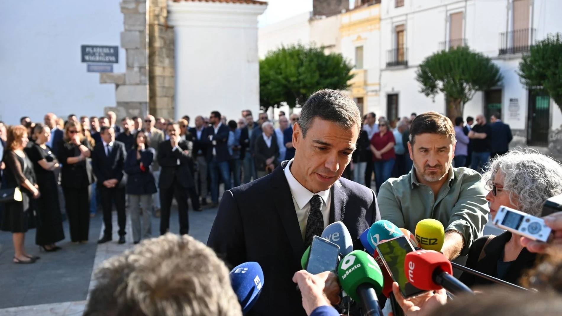 El presidente del Gobierno, Pedro Sánchez, en el funeral del expresidente de Extremadura, Guillermo Fernández Vara. ANDRÉS RODRÍGUEZ/EUROPA PRESS 06/10/2025