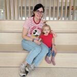 Lía y su madre, Laura, durante una visita en el Hospital Sant Joan de Déu