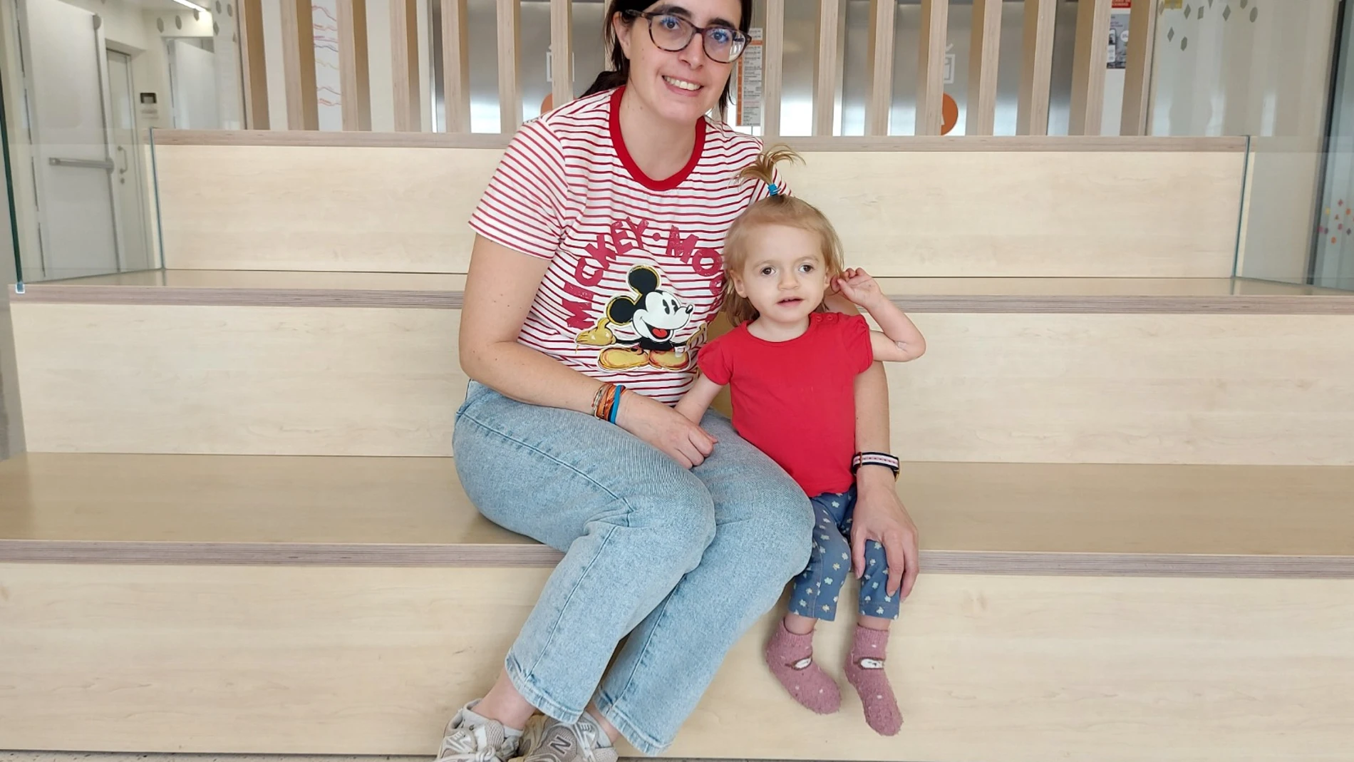 Lía y su madre, Laura, durante una visita en el Hospital Sant Joan de Déu