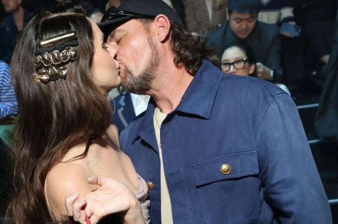 Lana Del Rey y su esposo Jeremy Dufrene sellan su amor con un beso durante la Semana de la Moda de París