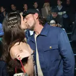 Lana Del Rey y su esposo Jeremy Dufrene sellan su amor con un beso durante la Semana de la Moda de París