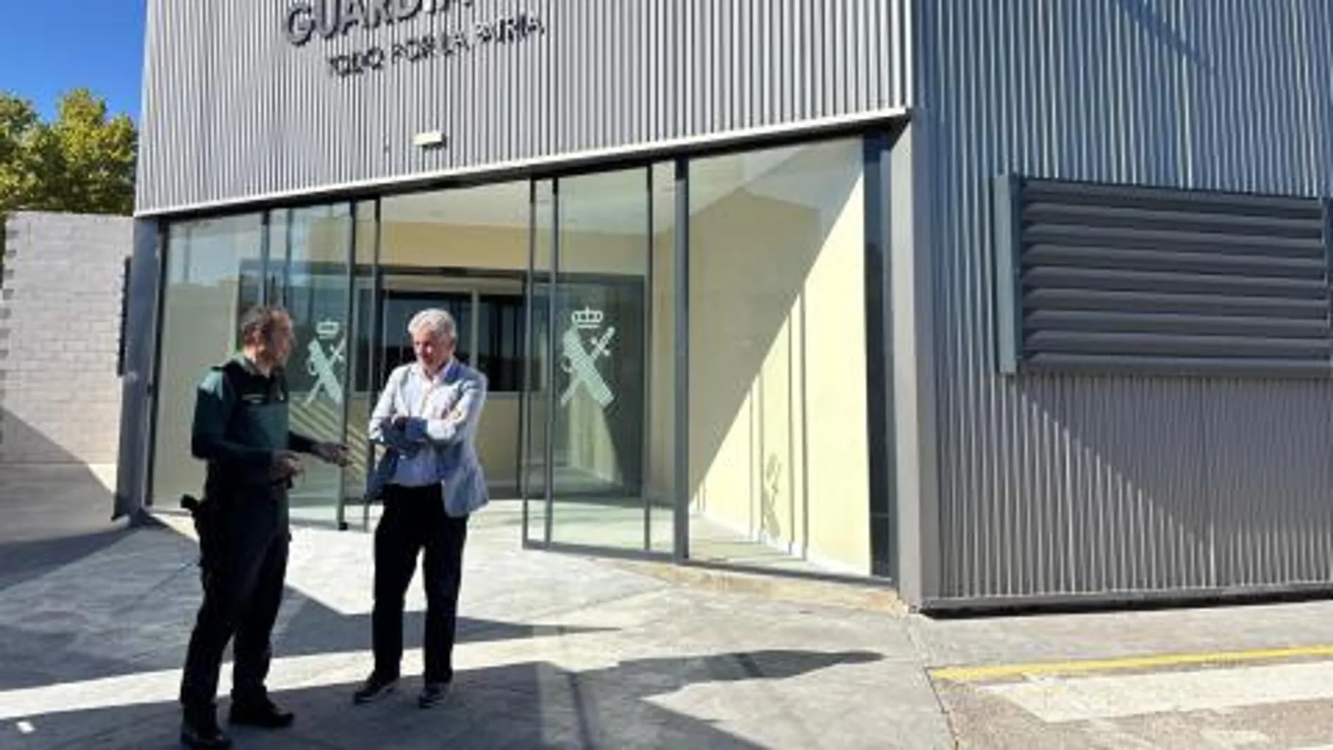 El alcalde, Sarbelio Fernández, y el jefe de la Comandancia de Valladolid, el coronel Andrés Manuel Velarde, visitan el que será el Puesto Principal de Arroyo de la Encomienda