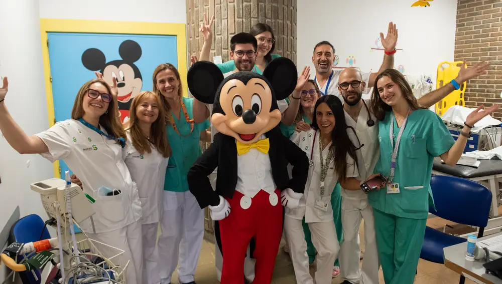 Mickey Mouse visita el área de pediatría del Hospital de Albacete con el embajador Disney José Alfaro como anfitrión
