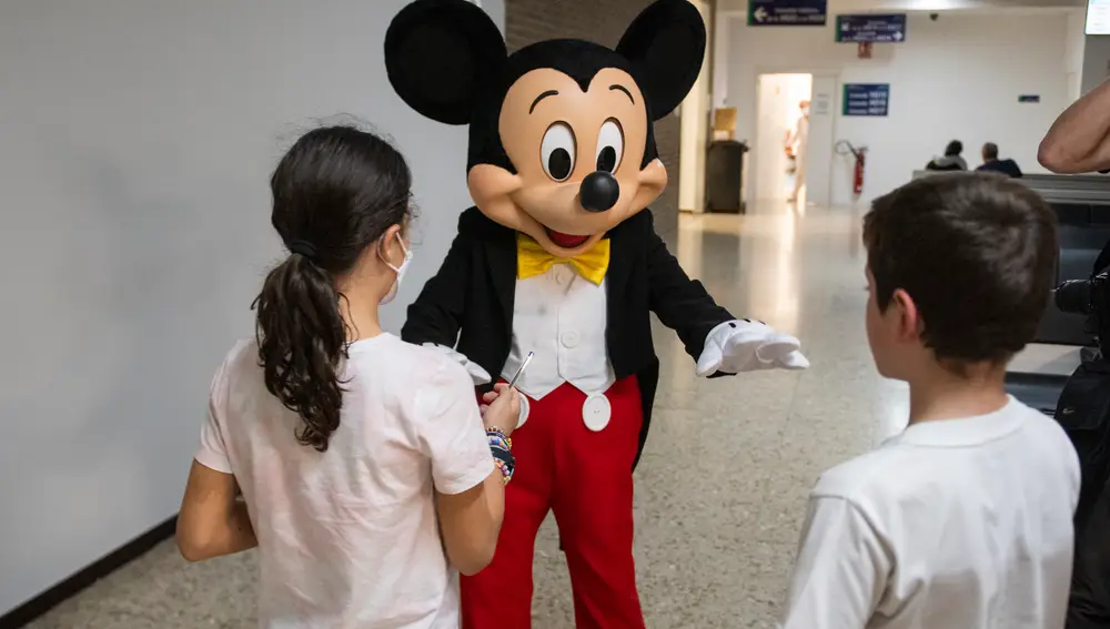 Mickey Mouse visita el área de pediatría del Hospital de Albacete con el embajador Disney José Alfaro como anfitrión