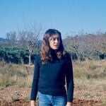 La artista Fina Miralles en una imagen de archivo en una de sus acciones en la naturaleza