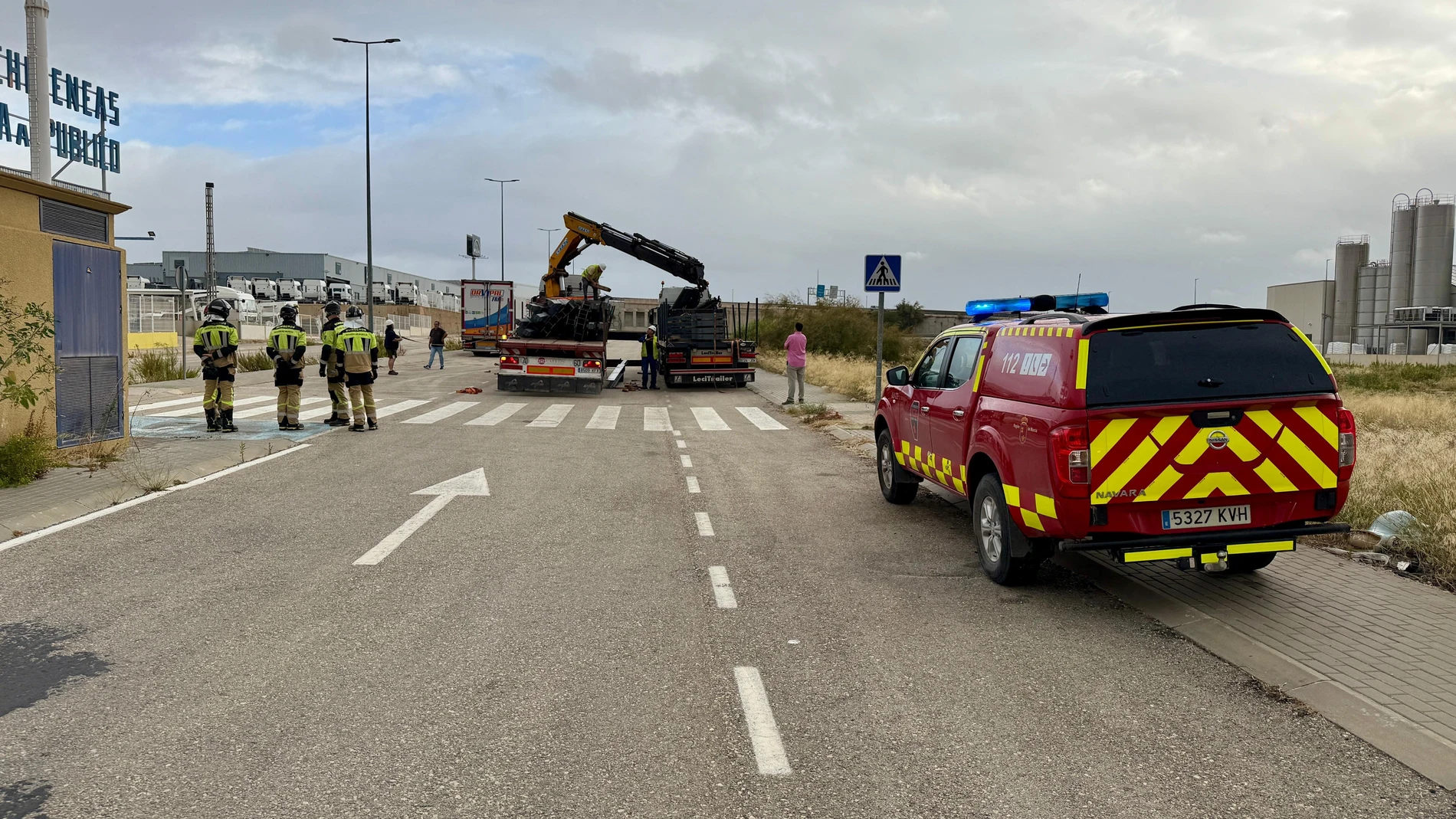 Un trabajador de 44 años resulta herido al caerle encima una viga desde un camión en Lorquí