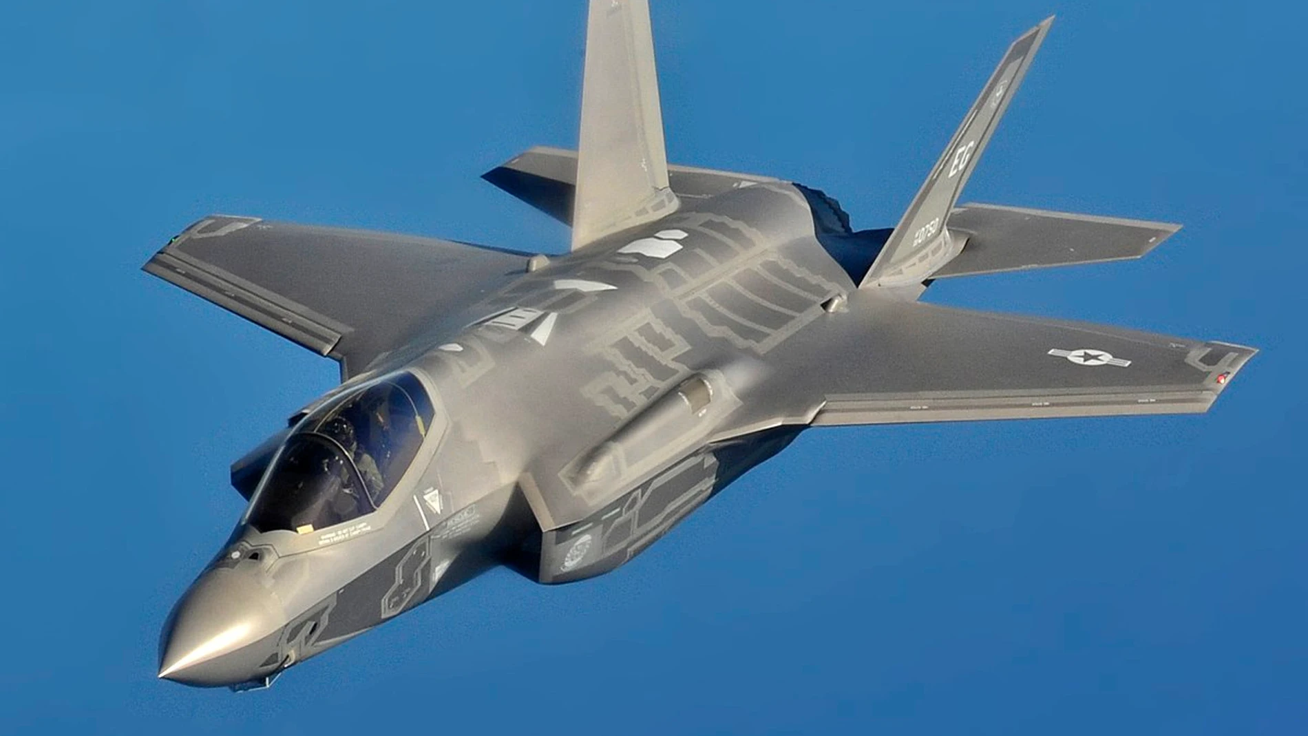 Avión F-35 volando durante un ejercicio militar