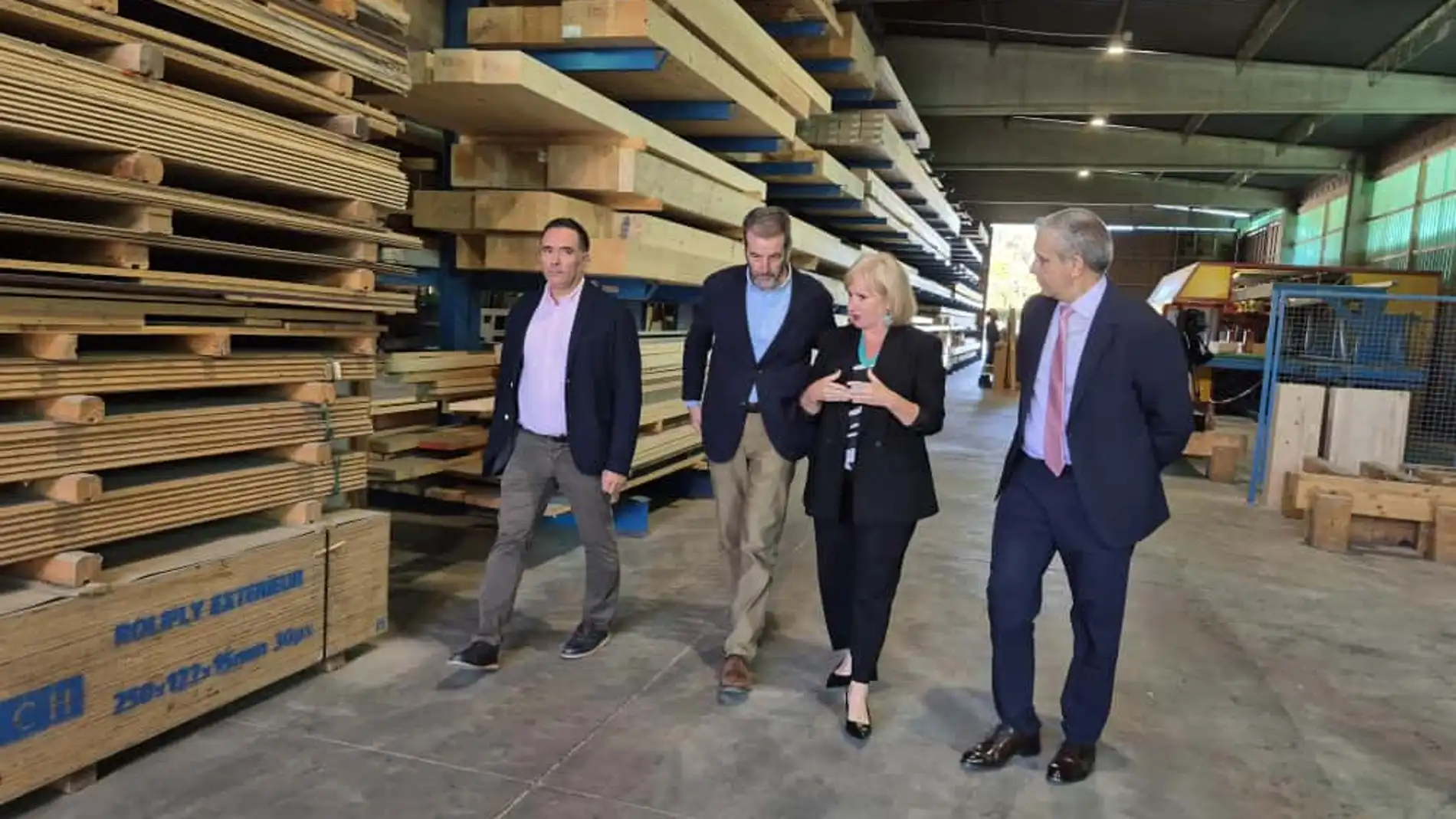 Leticia García durante su visita a la empresa Maderas Pisuerga en Valladolid