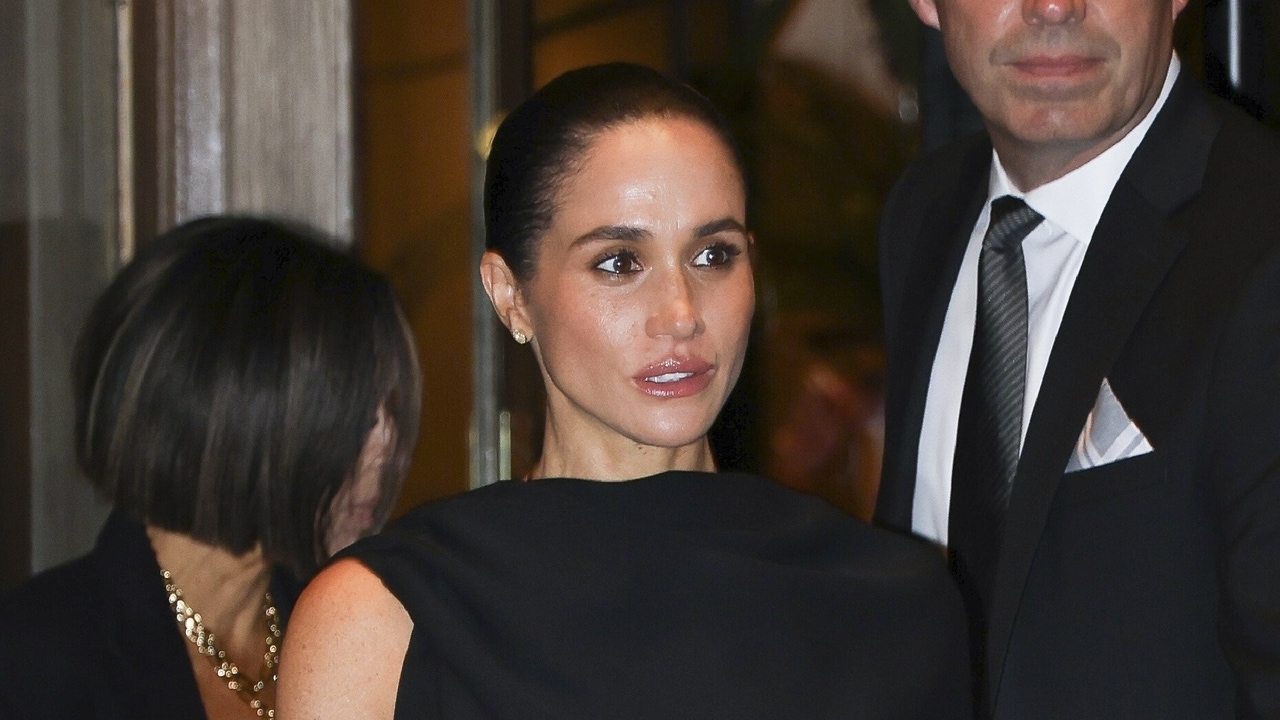 Meghan Markle deslumbra en París con un vestido negro de corte clásico que redefine la elegancia moderna