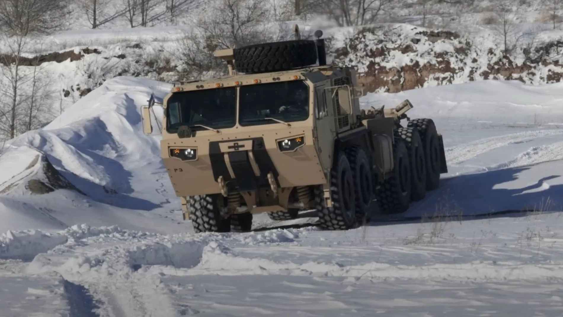 Camión militar pasando por la nieve