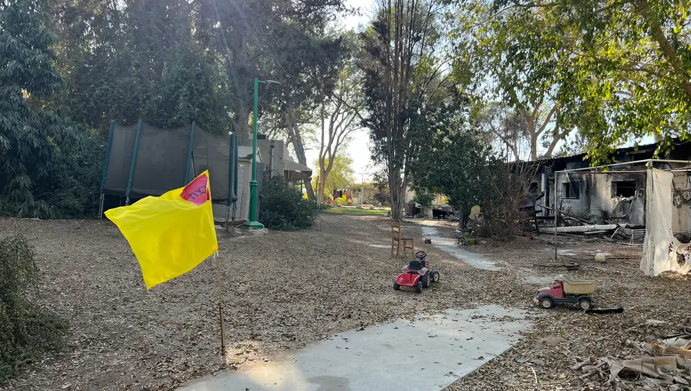 La casa quemada es de Miri y Amitai Ben Zvi en el kibutz Nir Oz