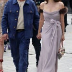 Lana Del Rey y su esposo Jeremy Dufrene sellan su amor con un beso durante la Semana de la Moda de París