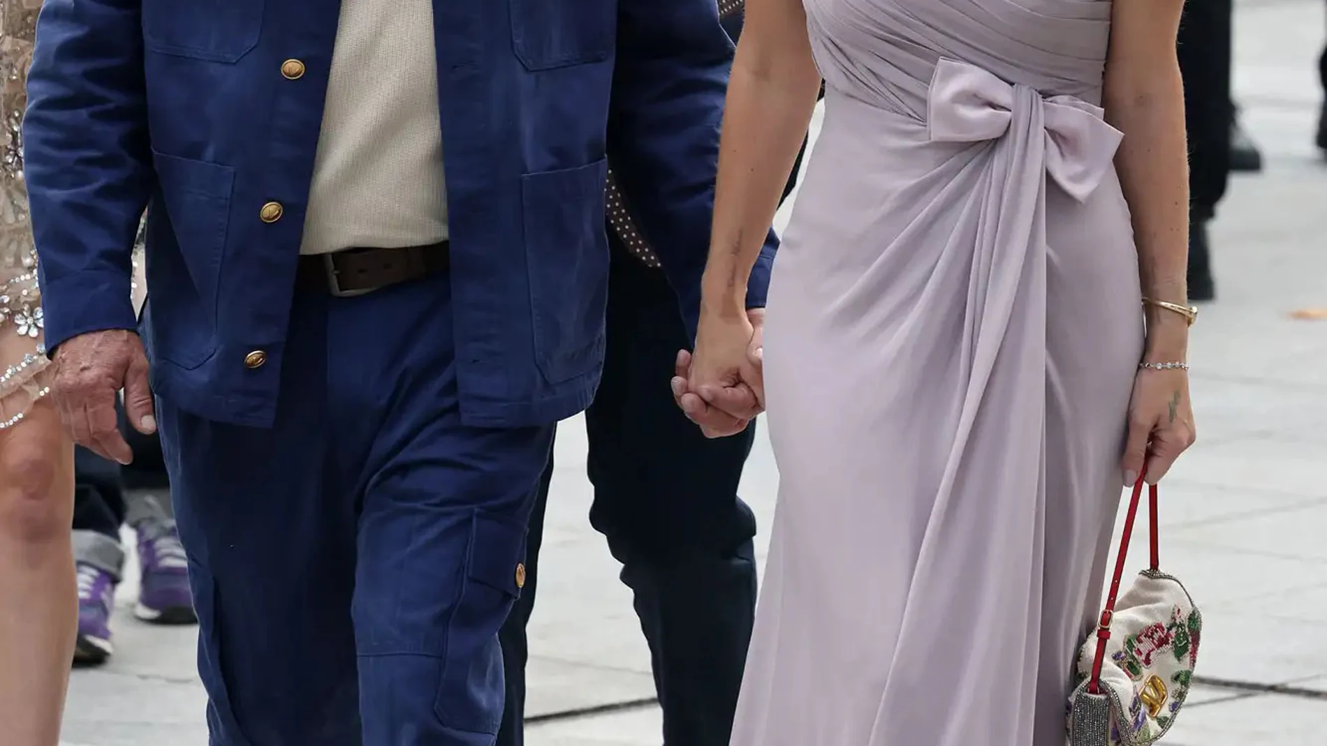 Lana Del Rey y su esposo Jeremy Dufrene sellan su amor con un beso durante la Semana de la Moda de París