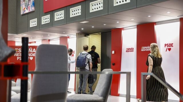 La Unidad Central Operativa (UCO) de la Guardia Civil en la sede del PSOE, en la calle Ferraz, a petición del Tribunal Supremo, para clonar el correo corporativo del exsecretario de Organización del partido Santos Cerdán, investigado por adjudicaciones presuntamente irregulares. La Unidad Central Operativa (UCO) de la Guardia Civil en la sede del PSOE, en la calle Ferraz, a petición del Tribunal Supremo, para clonar el correo corporativo del exsecretario de Organización del partido Santos Cerdán, investigado por adjudicaciones presuntamente irregulares.