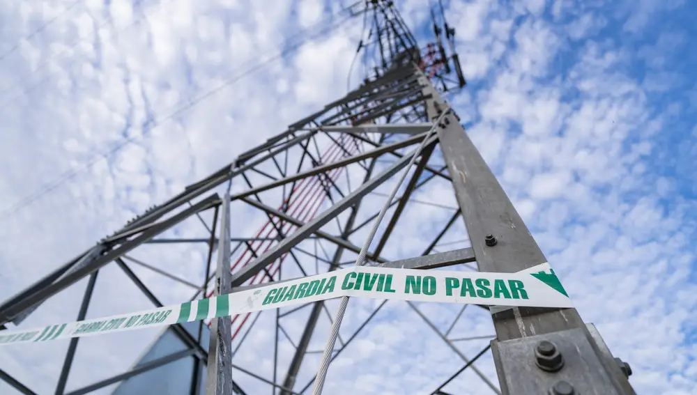 Una de las torres eléctricas precintadas.