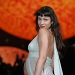 Úrsula Corberó presumiendo de embarazo en el desfile de Chanel.