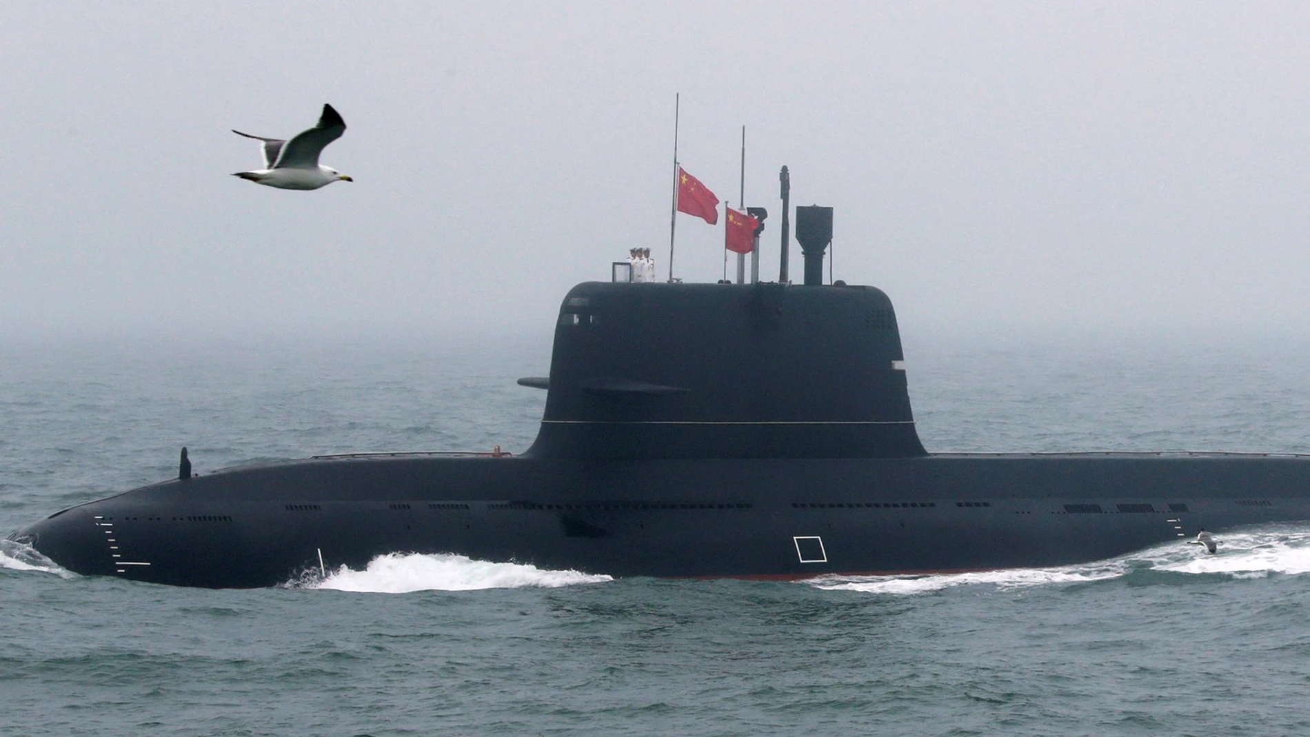 submarino chino en medio del mar en unas operaciones