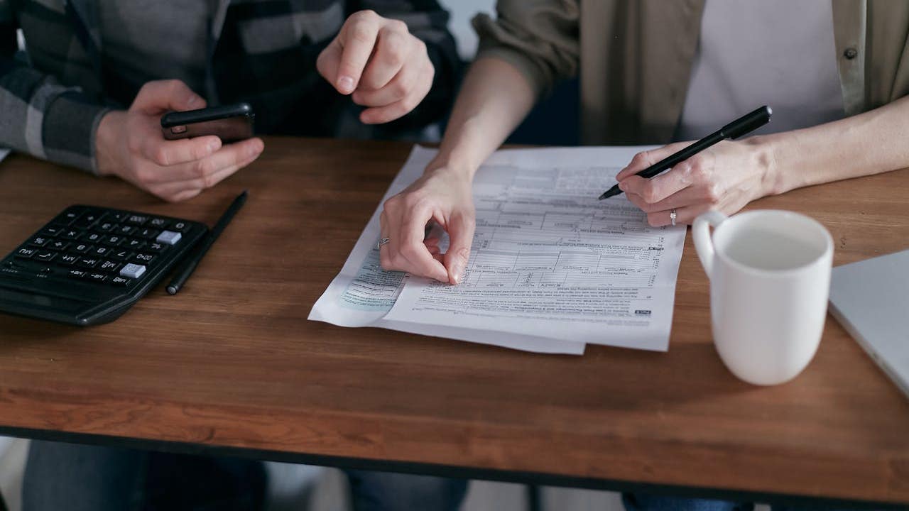 Los hombres jóvenes y mayores de 60, los más interesados en las finanzas personales