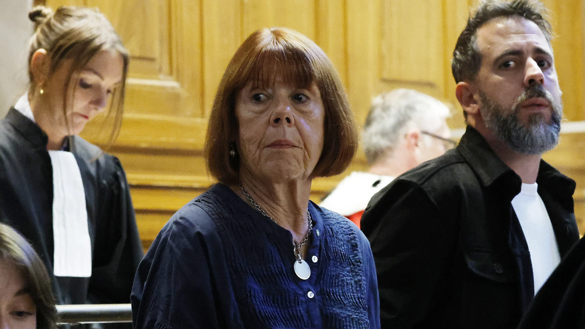 Nimes (France), 06/10/2025.- Gisele Pelicot (C-L) sits next to her son Florian Pelicot (R) in the courtroom of the Gard criminal court, in Nimes, France, 06 October 2025. An appeal trial involving one of the defendants sentenced in the mass rapes committed against Gisele Pelicot will be heard by the court from 06 through 09 October. (Francia) EFE/EPA/GUILLAUME HORCAJUELO