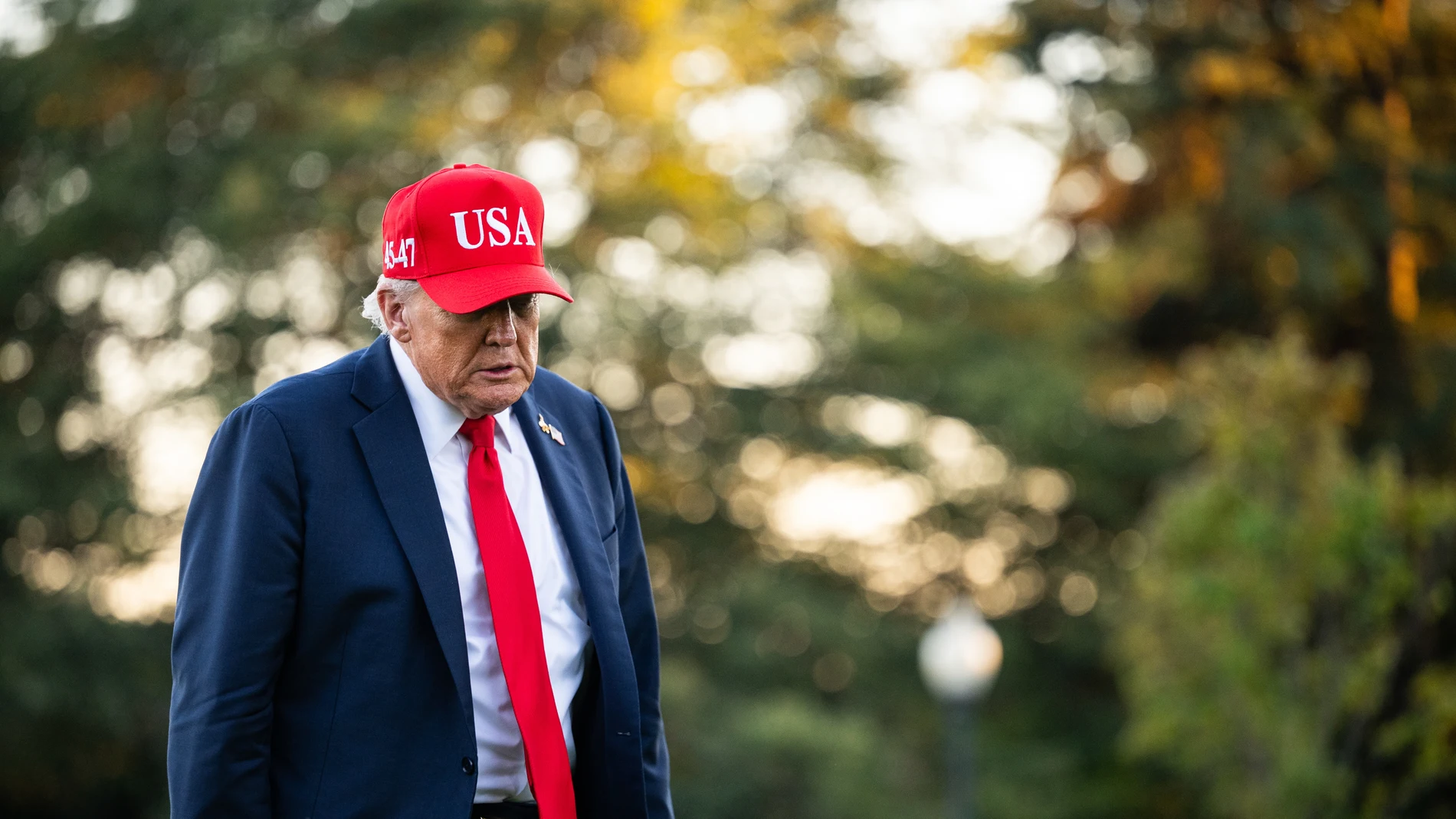 Washington (United States), 06/10/2025.- US President Donald Trump walks on the South Lawn of the White House after exiting Marine One in Washington, DC, USA, 05 October 2025. Unions representing hundreds of thousands of federal workers have asked a US judge to immediately prevent the Trump administration from carrying out mass firings during the government shutdown while they press a legal challenge. EFE/EPA/GRAEME SLOAN / POOL