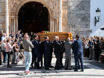 Funeral del expresidente de la Junta de Extremadura, Guillermo Fernández Vara Familiares, allegados y vecinos despiden al expresidente de la Junta de Extremadura, Guillermo Fernández Vara, tras el funeral en la Iglesia de Santa María Magdalena, a 6 de octubre de 2025, en Olivenza, Badajoz, Extremadura (España). Fernández Vara falleció el pasado domingo a los 66 años de edad, a causa de un cáncer de estómago con el que llevaba lidiando un largo tiempo. Ostentaba el cargo de vicepresidente segundo del Senado, y estuvo al frente del Ejecutivo extremeño entre los años 2007...