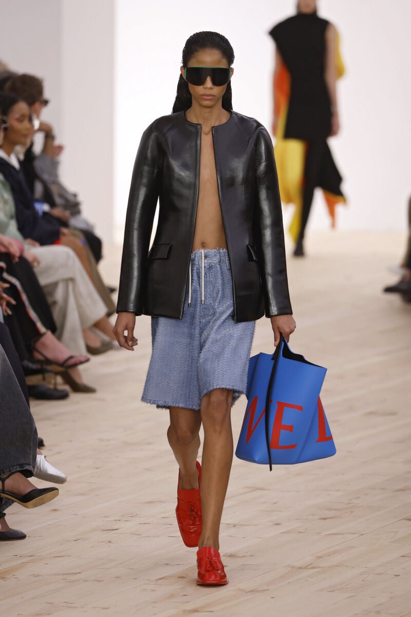 Modelo en el desfile de Loewe.