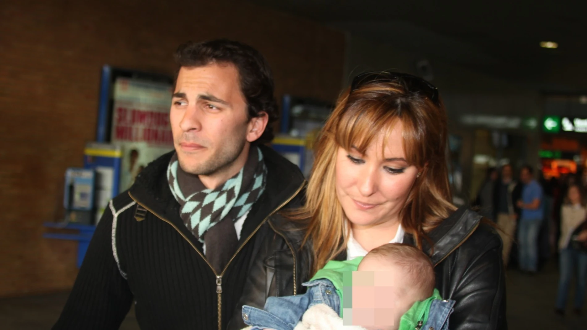 Antonio Tejado y Rosario Mohedano junto a su hijo en 2009, cuando eran pareja