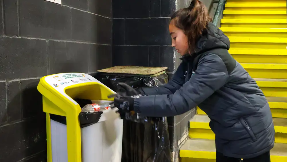 Una papelera de recogida selectiva para envases, en el estadio de Butarque