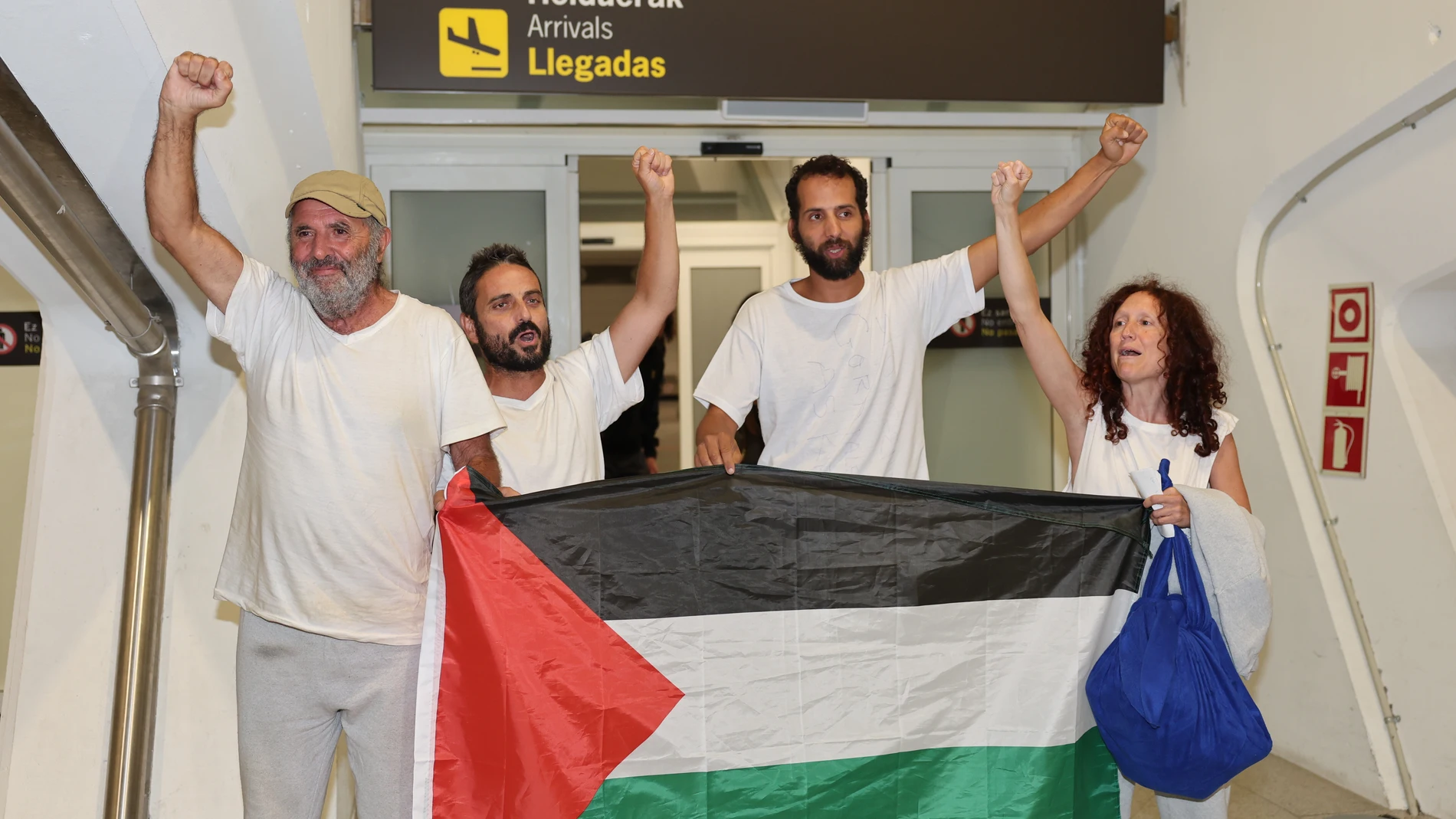 BILBAO, 06/10/2025.- Llegada este lunes al aeropuerto de Bilbao de los cuatro activistas españoles que integraban la flotilla Global Sumud, en un vuelo procedente de Atenas. EFE/Luis Tejido