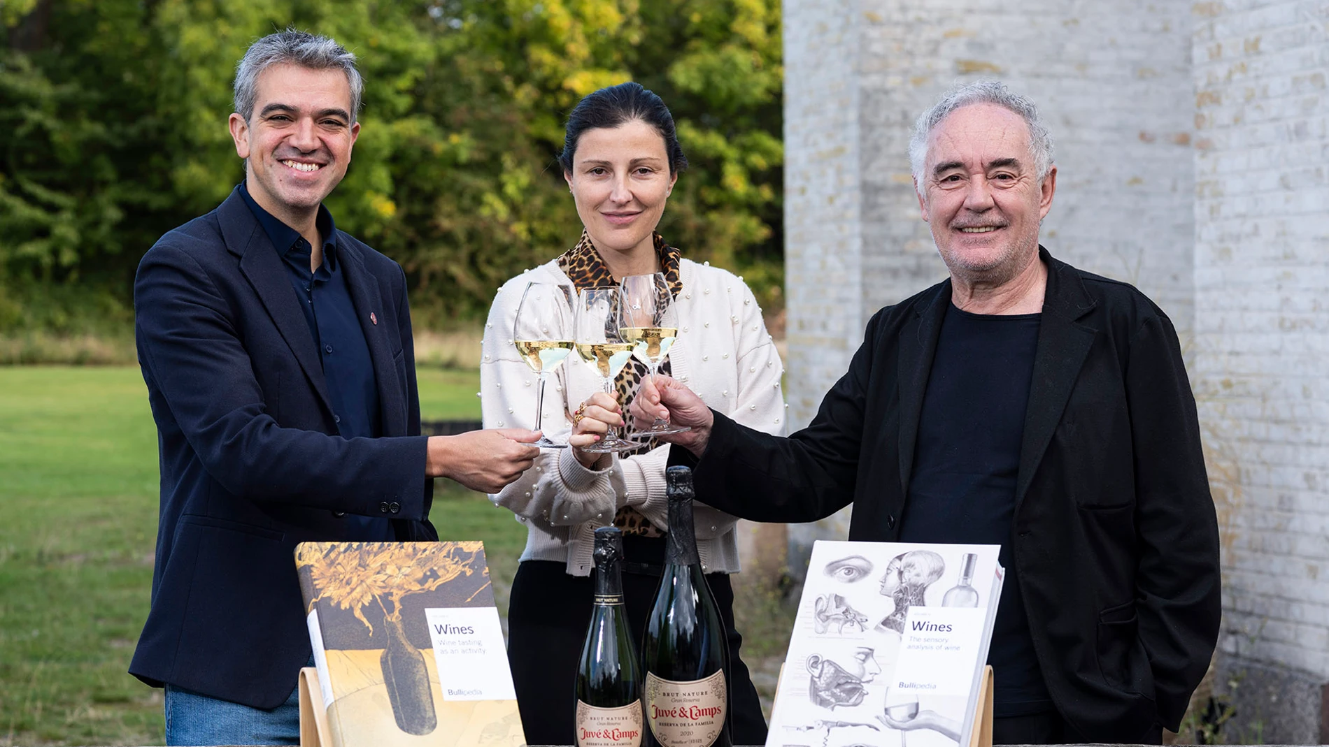 Ferran Centelles, director de bebidas de la fundación; Meritxell Juvé, CEO de Juvé & Camps y cuarta generación de la familia fundadora, y Ferran Adrià, fundador de elBullifoundation