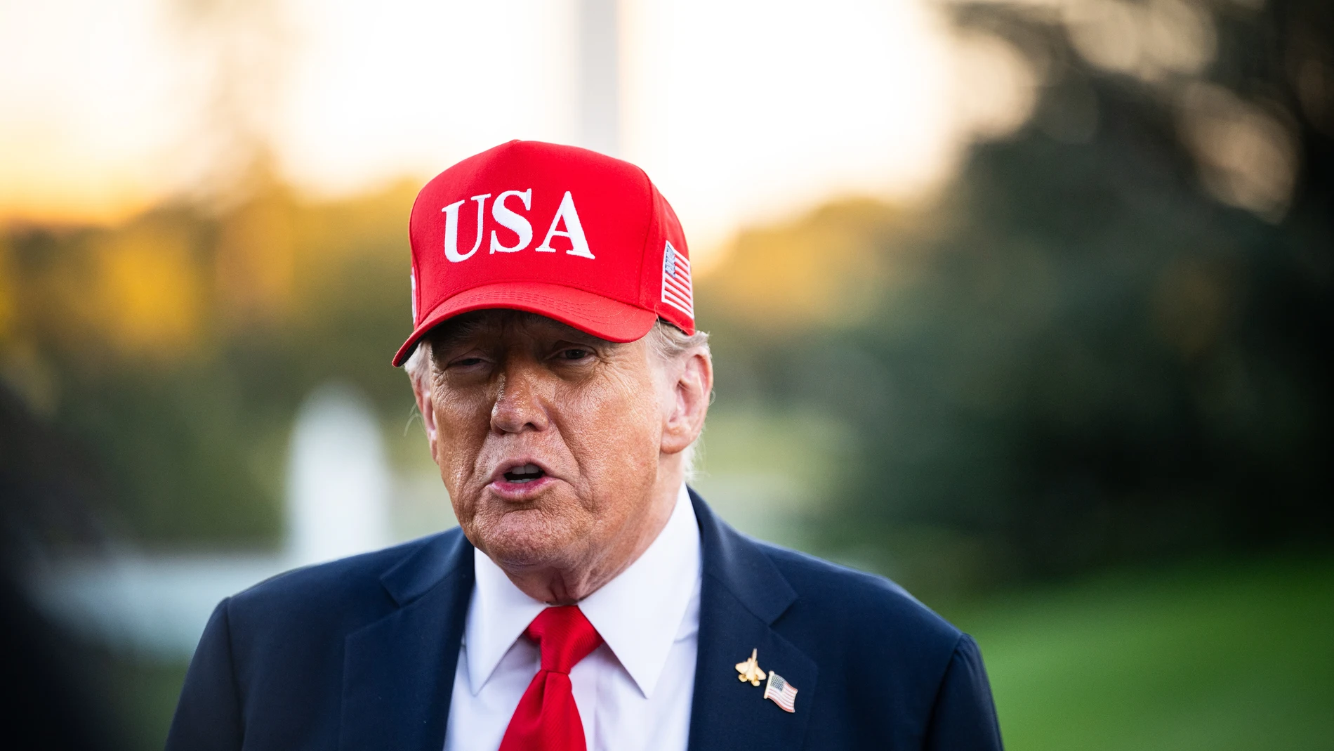 Washington (United States), 06/10/2025.- US President Donald Trump speaks to members of the media on the South Lawn of the White House after exiting Marine One in Washington, DC, USA, 05 October 2025. Unions representing hundreds of thousands of federal workers have asked a US judge to immediately prevent the Trump administration from carrying out mass firings during the government shutdown while they press a legal challenge. EFE/EPA/GRAEME SLOAN / POOL