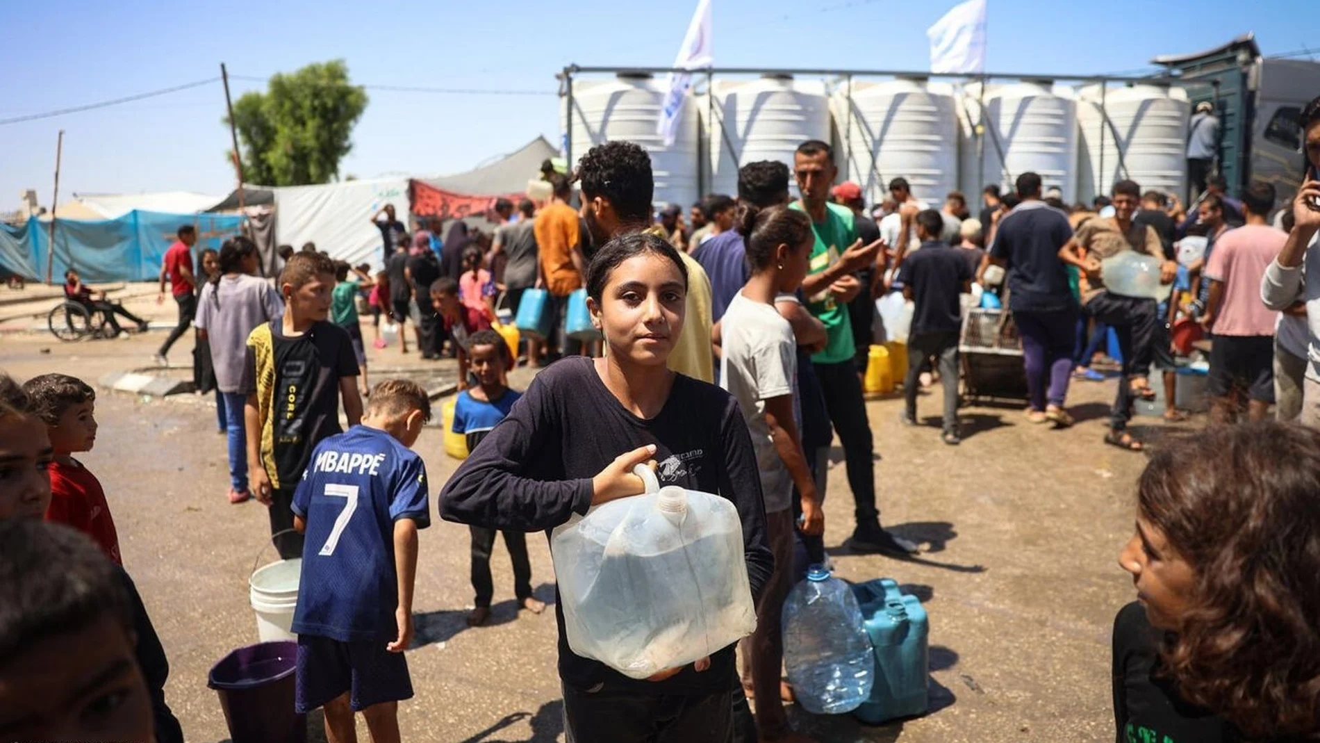 Niños recogiendo agua