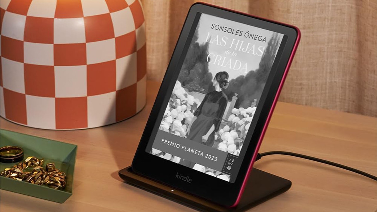 Si buscas un libro electrónico, este Kindle con batería infinita y carga inalámbrica es un acierto