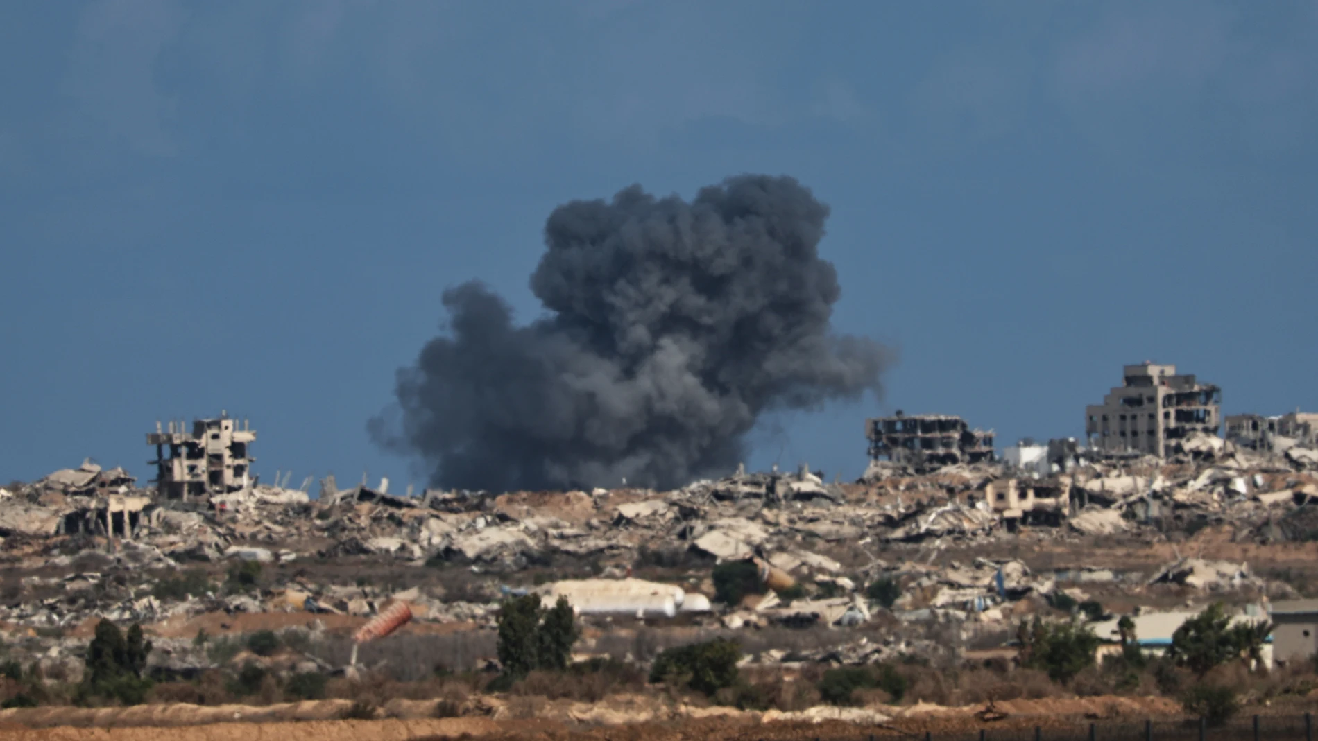 No Location (Israel), 06/10/2025.- Smoke rises as a result of an Israeli strike on the outskirts of Gaza City as seen from the Israeli side of the border, 06 October 2025. October 07 marks two years since the Palestinian militant group Hamas launched a surprise attack on Israel, taking dozens of hostages and killing nearly 1,200 people. In response, Israel began its war on Gaza, which has killed more than 66,000 people, displaced millions and destroyed the Palestinians enclave. EFE/EPA/ATEF S...