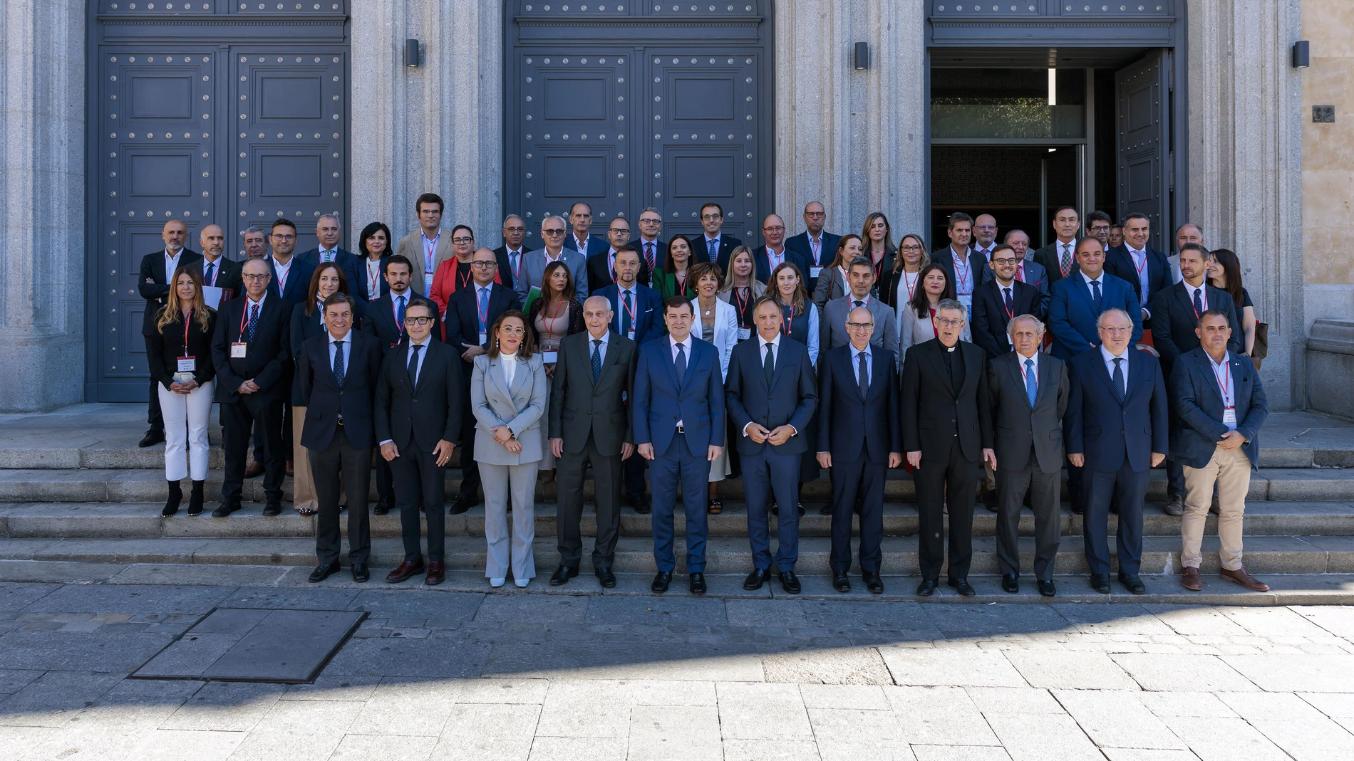 El presidente Alfonso Fernández Mañueco junto a los participantes en el VI Congreso Libro Blanco para el desarrollo de Salamanca