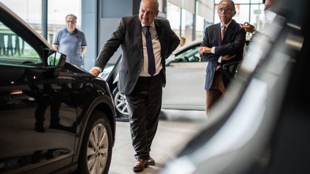 Hereu visita en Sedaví (Valencia) un concesionario rehabilitado tras sufrir la dana