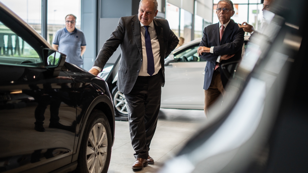 El Gobierno presume de su plan para sustituir coches de la dana pese a no cubrir ni el 50% de su dotación y pagar menos que la Generalitat