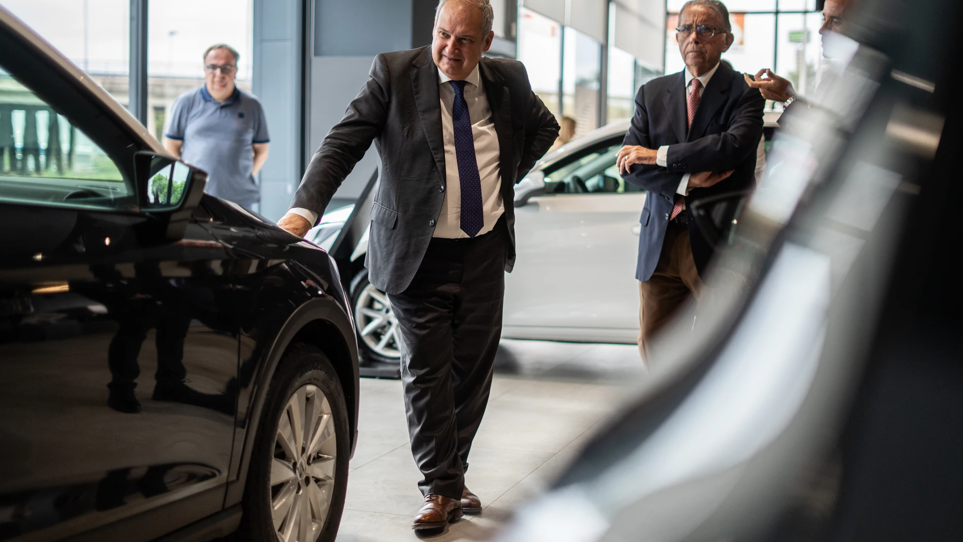 El ministro de Industria y Turismo, Jordi Hereu, visita un concesionario rehabilitado tras sufrir la dana, en el concesionario SEAT y CUPRA Motor J.R, a 6 de octubre de 2025, en Sedaví, Valencia, Comunidad Valenciana (España). El ministro de Industria y Turismo, Jordi Hereu, visitó recientemente en Sedaví (Valencia) el concesionario oficial SEAT Pista de Silla, que fue rehabilitado tras sufrir daños a causa de la dana en octubre de 2024. Durante su visita, Hereu conoció el proyecto de acondic...