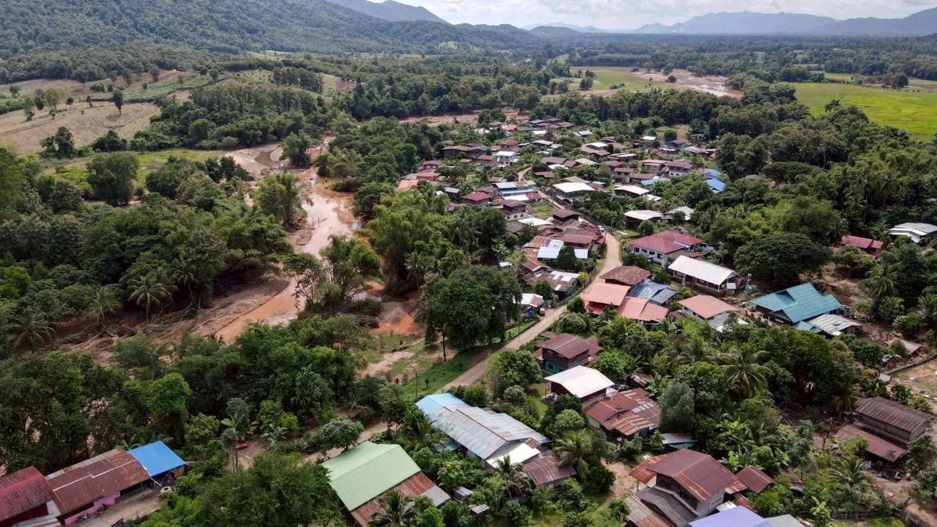 UTTARADIT (TAILANDIA), 07/10/2025.- Al menos 22 personas han perdido la vida en Tailandia a raíz de las inundaciones registradas en una veintena de provincias del centro, norte y nororeste del país, que afectan a casi 370.000 personas, informan este martes las autoridades. EFE/ Oficina de relaciones públicas de la provincia de Uttaradit SOLO USO EDITORIAL/SOLO DISPONIBLE PARA ILUSTRAR LA NOTICIA QUE ACOMPAÑA (CRÉDITO OBLIGATORIO)