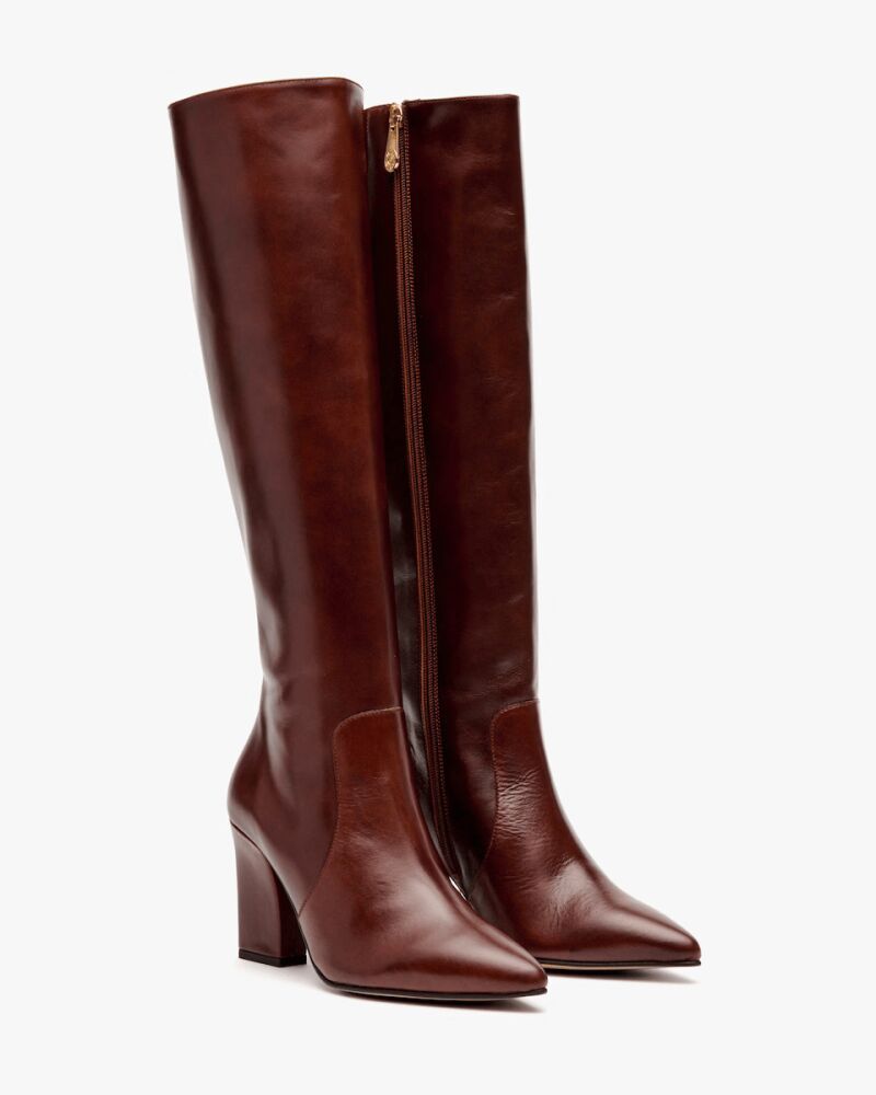 Botas de mujer de tacón de piel.