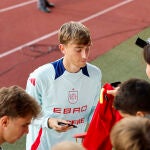 Dean Huijsen firma autógrafos a unos aficionados en la Ciudad del Fútbol