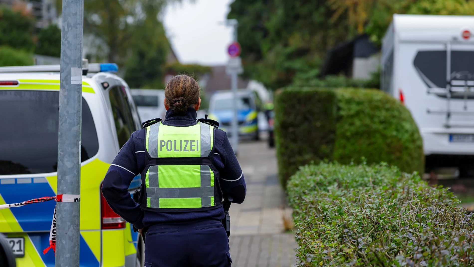 HERDECKE (Germany), 07/10/2025.- Police are seen at a scene of a knife attack on Herdecke's newly elected mayor Iris Stalzer in Herdecke, Germany 07 October 2025. Stalzer was found seriously injured. (Alemania) EFE/EPA/CHRISTOPHER NEUNDORF
