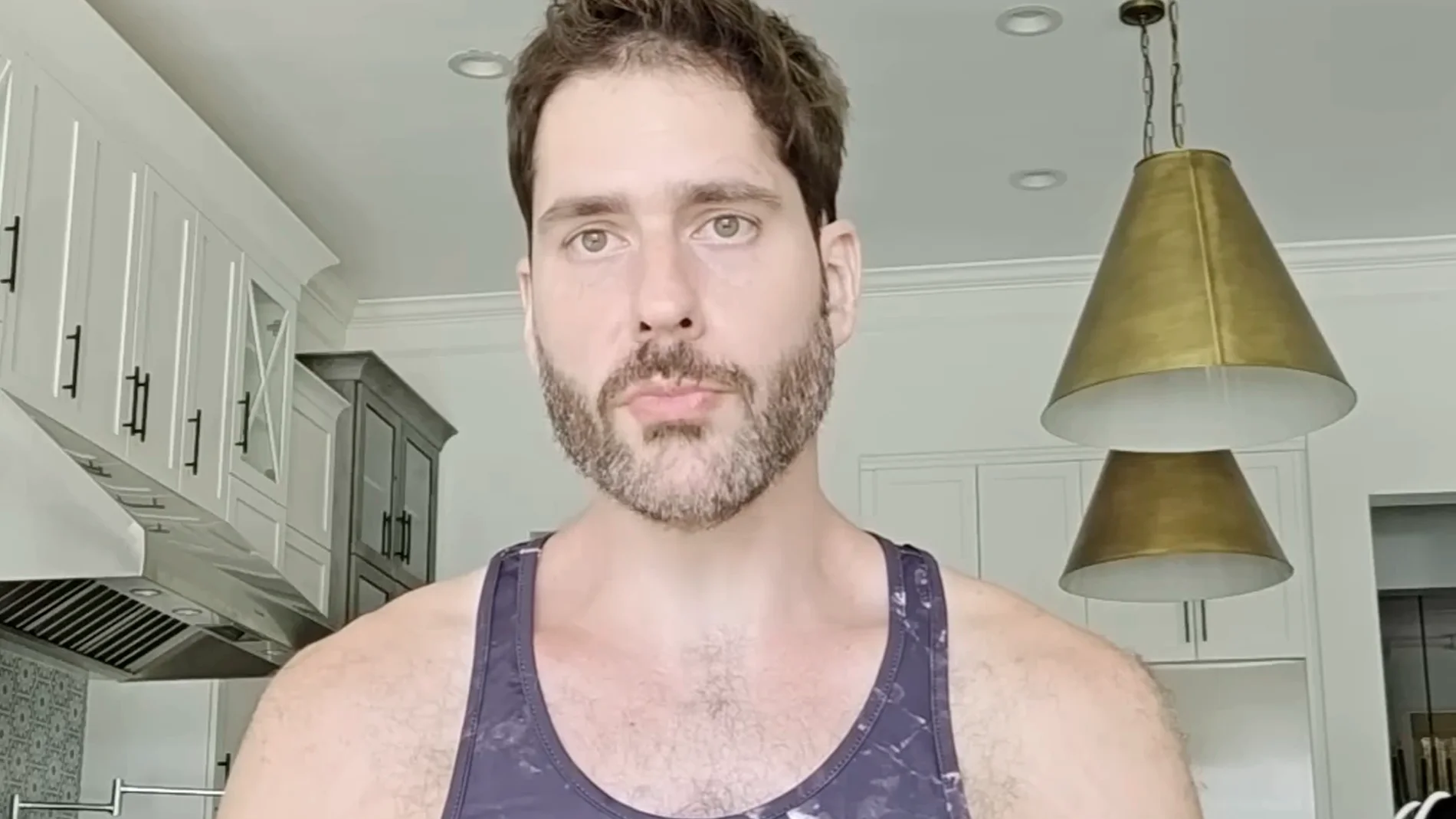 Un youtuber revela que le robaron 200.000 dólares por culpa de su adicción al alcohol