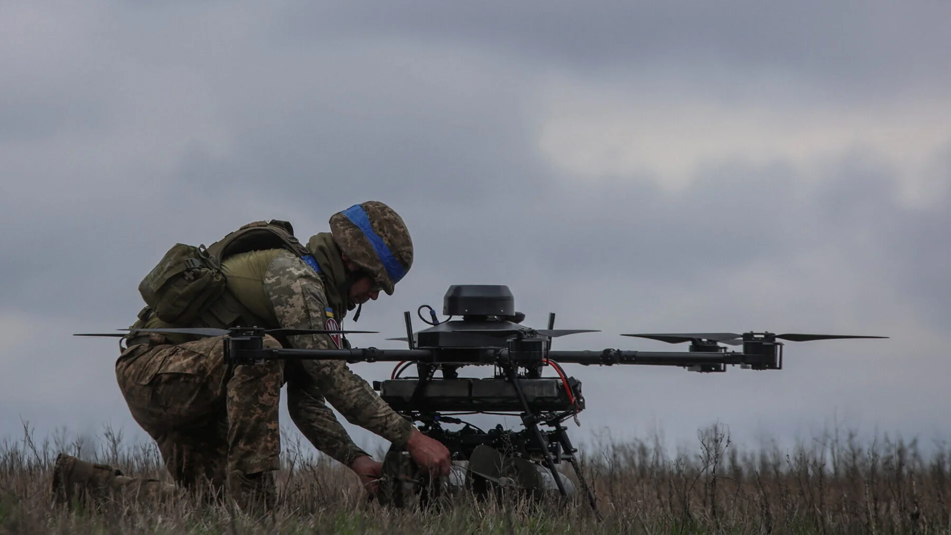 Soldado ucraniano con uniforme de camuflaje prepara un dron para una misión de ataque contra posiciones rusas