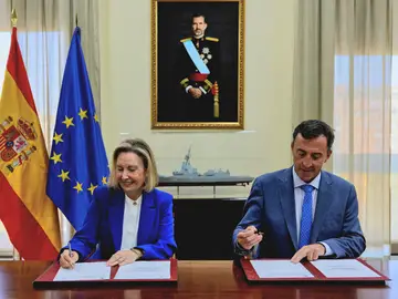 La secretaria de Estado de Defensa, Amparo Valcarce, y el presidente de Navantia, Ricardo Domínguez, rubrican el acuerdo La secretaria de Estado de Defensa, Amparo Valcarce, y el presidente de Navantia, Ricardo Domínguez, rubrican el acuerdo