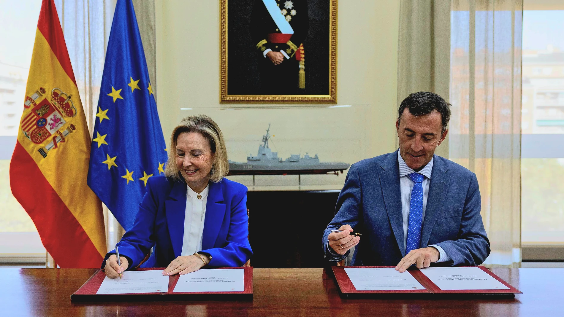 La secretaria de Estado de Defensa, Amparo Valcarce, y el presidente de Navantia, Ricardo Domínguez, rubrican el acuerdo