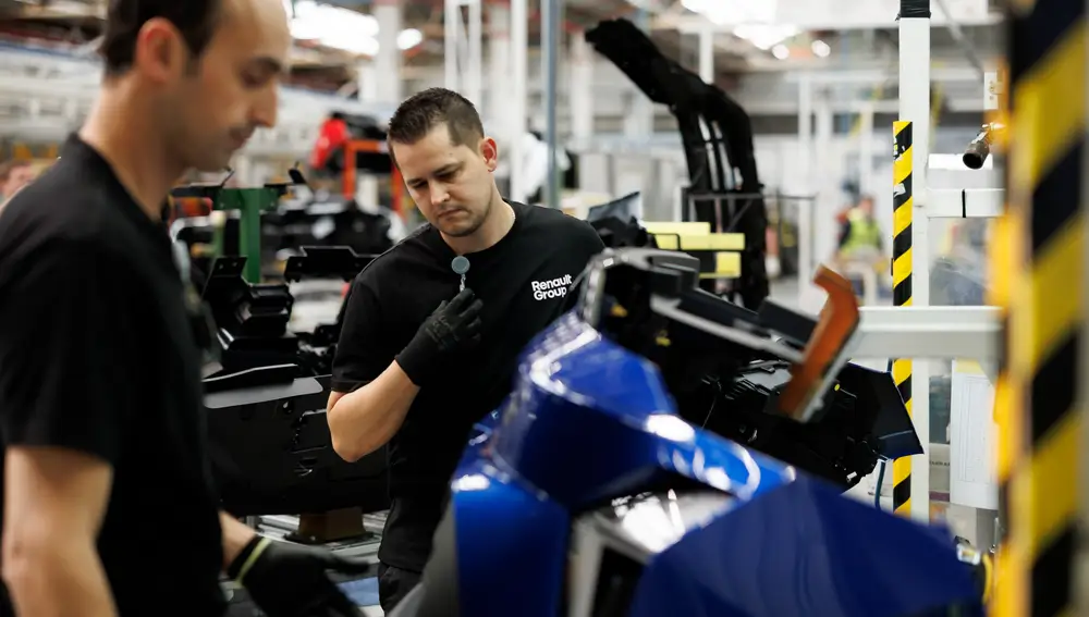 Montaje de paragolpes de la factoría de Carrocerías